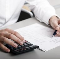 ho/homme-calculatrice-stylo.jpg