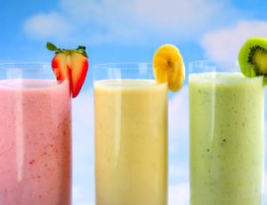 Se préparer un smoothie en été.