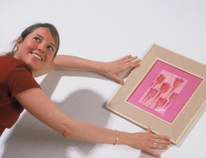 Accrocher un tableau au mur sans percer