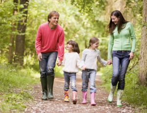 Marcher en forêt en famille