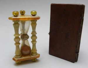 Sablier en ambre et son étui (18ème siècle)