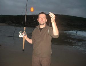 La nuit arrive, ce pêcheur s'apprête à pêcher au lançon
