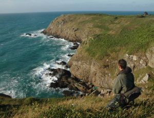 Ce pêcheur attend l'arrivée des chasses depuis une hauteur