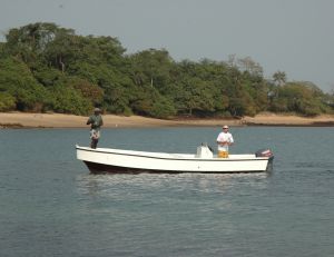 Dans un bon camp de pêche, un bateau fonctionnel vous attend
