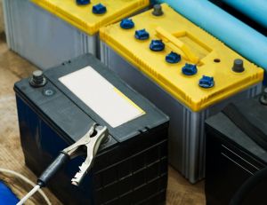 Que faire de sa batterie de voiture usagée
