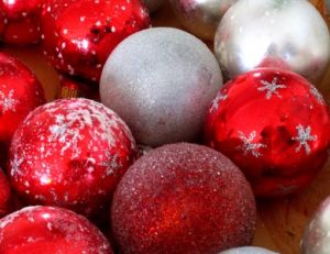 Fabriquer soi-même des boules de Noël...