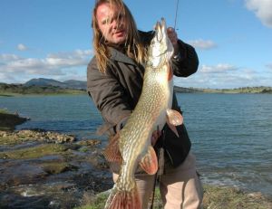 La fin du combat et la capture d’un beau brochet
