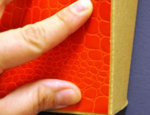 Coller du papier peint sur les faces d'un meuble