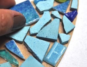 Coller les tesselles sur la mosaïque