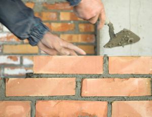 Construire un muret en brique pleine