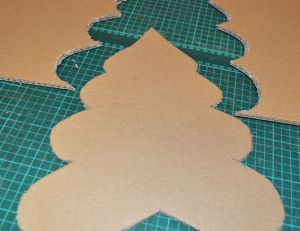 Découper le sapin en carton