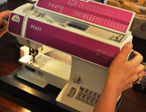 Enfiler une machine à coudre.