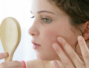 Bien nettoyer la peau pour enlever les boutons