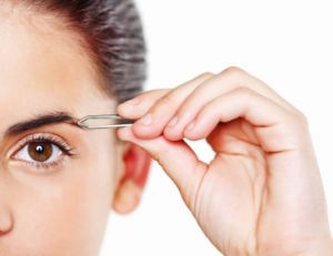 S'épiler les sourcils