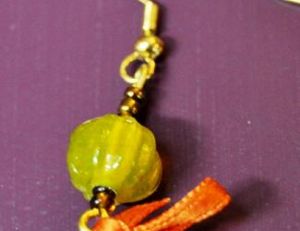 Fermer l'attache des boucles d'oreilles.