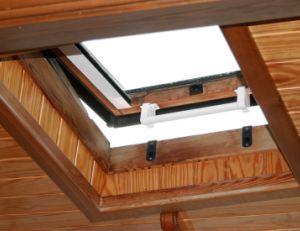 Installer un store intérieur occultant