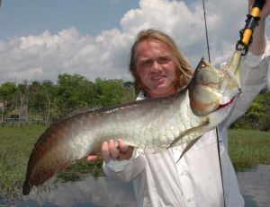 Un gros arowana brésilien capturé au popper