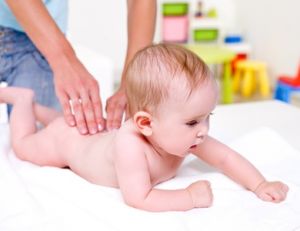 Apprendre à masser bébé