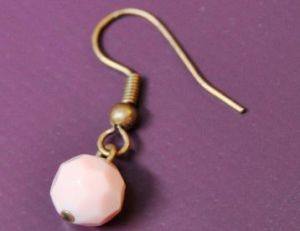 Savoir monter des boucles d'oreilles.