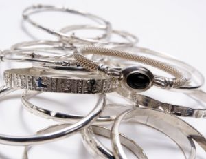 Astuces pour nettoyer ses bijoux en argent