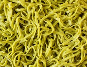 Recette des nouilles vertes fraîches à la bolognaise