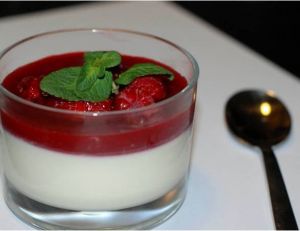 Recette de la panna cotta à l'agar agar et aux framboises