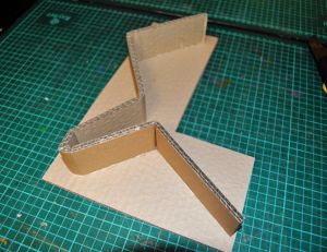 Mettre une bande en carton sur la lettre en 3D