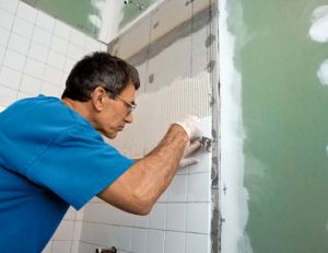 Poser de la résine sur un carrelage mural