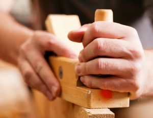 Raboter une pièce de bois