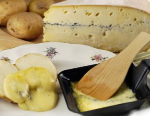 La raclette est un plat d'origine suisse
