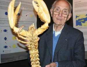Robert Sinsoilliez, écrivain historien de la Marine, auteur de "La pêche à pied", Flamarion 1987, avec un homard énorme