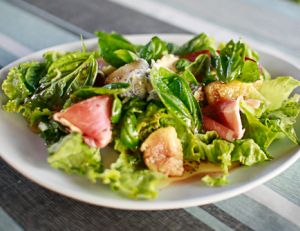 Salade de figues, chèvre et jambon de Parme