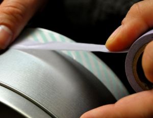 Enrouler du scotch autour de la boîte