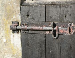 Comment sécuriser une porte d'entrée d'un logement ?