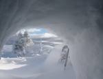 Vue depuis l'intérieur d'un abri de neige